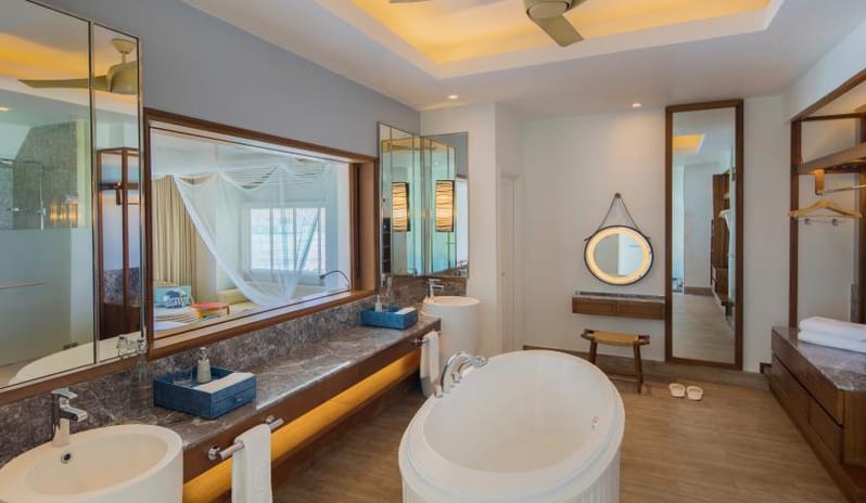 Centara Grand Island Maldives - Club Sunset Overwater Pool Villa Bathroom
